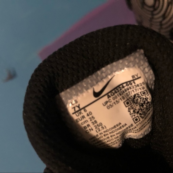 High top slightly used Nikes youth size 7 black and white - Picture 4 of 8